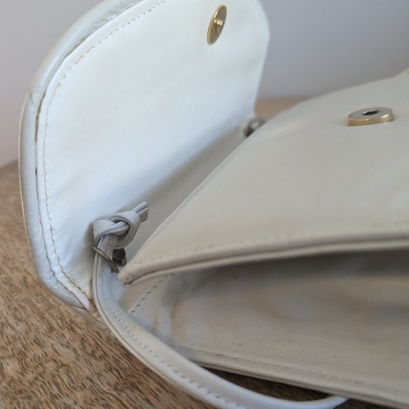 Vintage White and Gold Purse - Picture 6 of 12